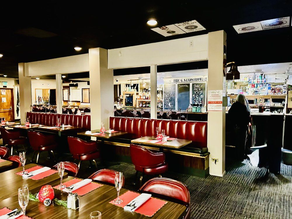 Full bar & lounge